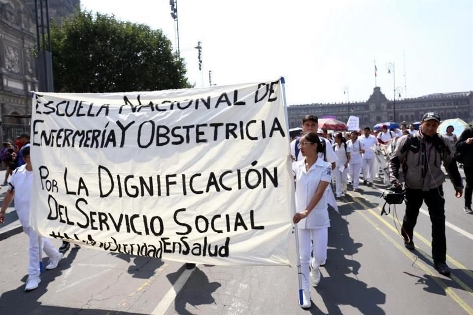 Contra la reducción de becas y mejores condiciones en comunidades rurales, médicos pasantes marchan a la Secretaría de Salud.