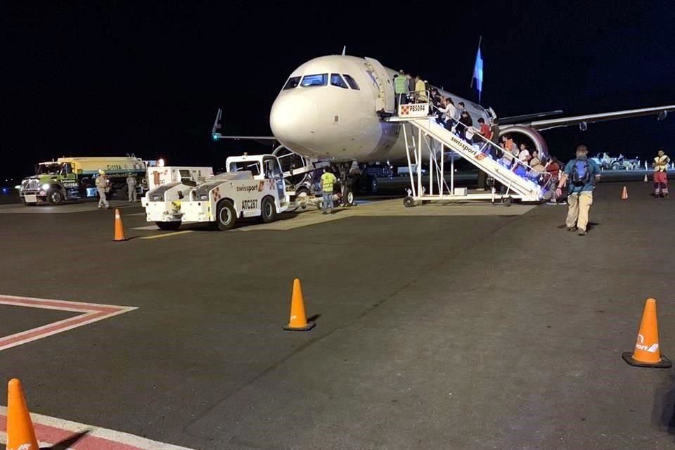 Anoche, 106 salvadoreños fueron deportados desde el Aeropuerto Internacional de Zacatecas.