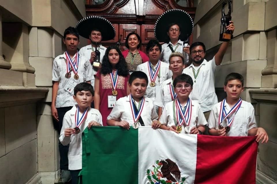 Los niños mexicanos apoyados por el cineasta Guillermo el Toro para competir en olimpiada de matemáticas obtuvieron dos medallas de oro.