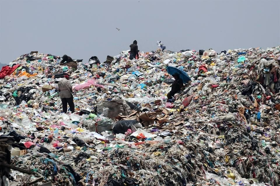 De las 13 mil toneladas diarias de residuos, sólo mil 900 se pueden reciclar porque están correctamente separadas. De ellas, mil 400 toneladas corresponden sólo a la separación que hacen los trabajadores del servicio de limpia afuera de casas y edificios