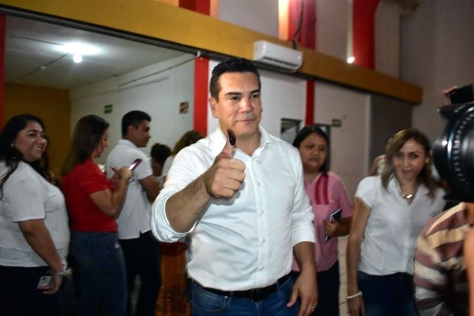 Alejandro Moreno, uno de los tres aspirantes a la dirigencia, tras su voto en Campeche.