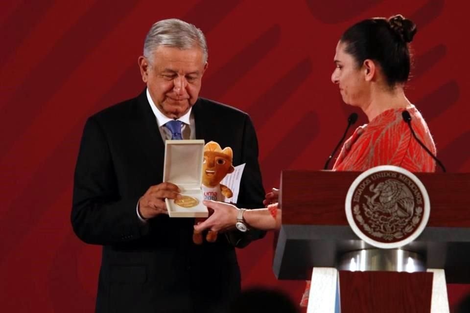 La titular de Conade entregó una medalla conmemorativa al Presidente López Obrador en Palacio Nacional.