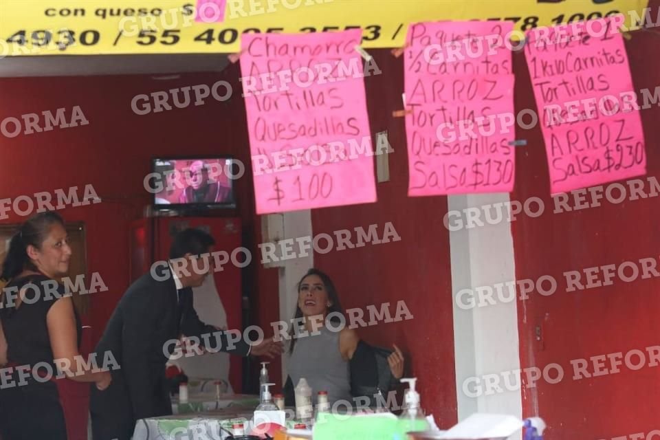 Mariana Moguel Robles hija de Rosario Robles, esperó la audiencia de madre en un puesto de garnachas frente al Reclusorio Sur.