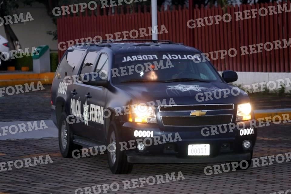 Pasadas las 7:00 horas, una camioneta de la Policía Federal trasladó a la ex Secretaria Rosario Robles al Penal de Santa Martha Acatitla.