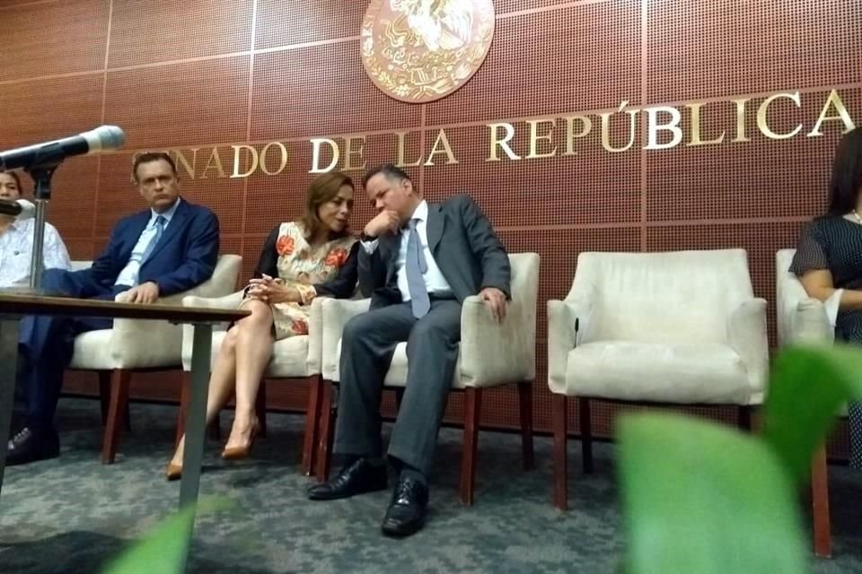 Santiago Nieto (centro) con la senadora panista Josefina Vázquez Mota.