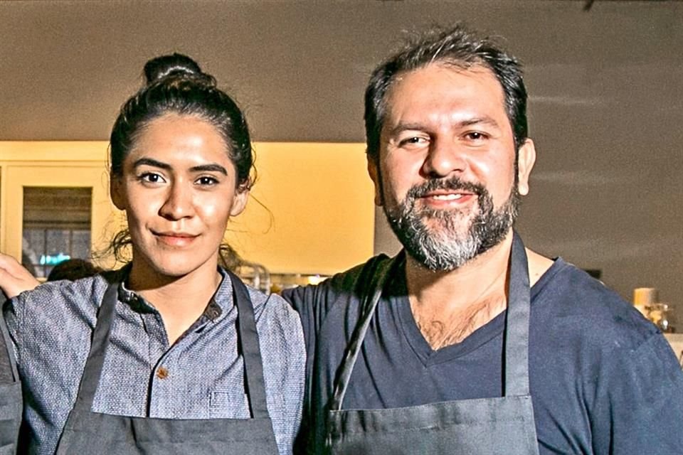 Varios ex trabajadores del restaurante del chef mexicano Enrique Olvera en Nueva York reclaman violaciones a leyes laborales.