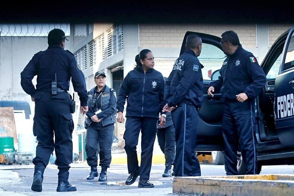 Elementos de la Policía Federal recibieron el convoy que trasladó a Rosario Robles del Reclusorio Sur al penal de Santa Martha ayer al medio día.