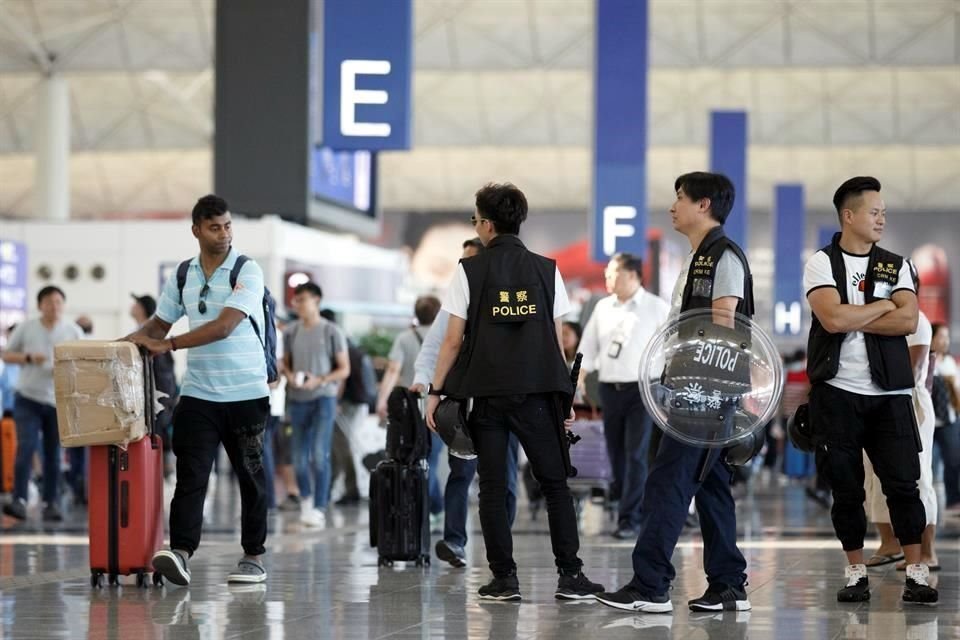 Tras 2 días de vuelos cancelados, Aeropuerto de Hong Kong volvió a normalidad, después de que autoridades prohibieran manifestaciones ahí.