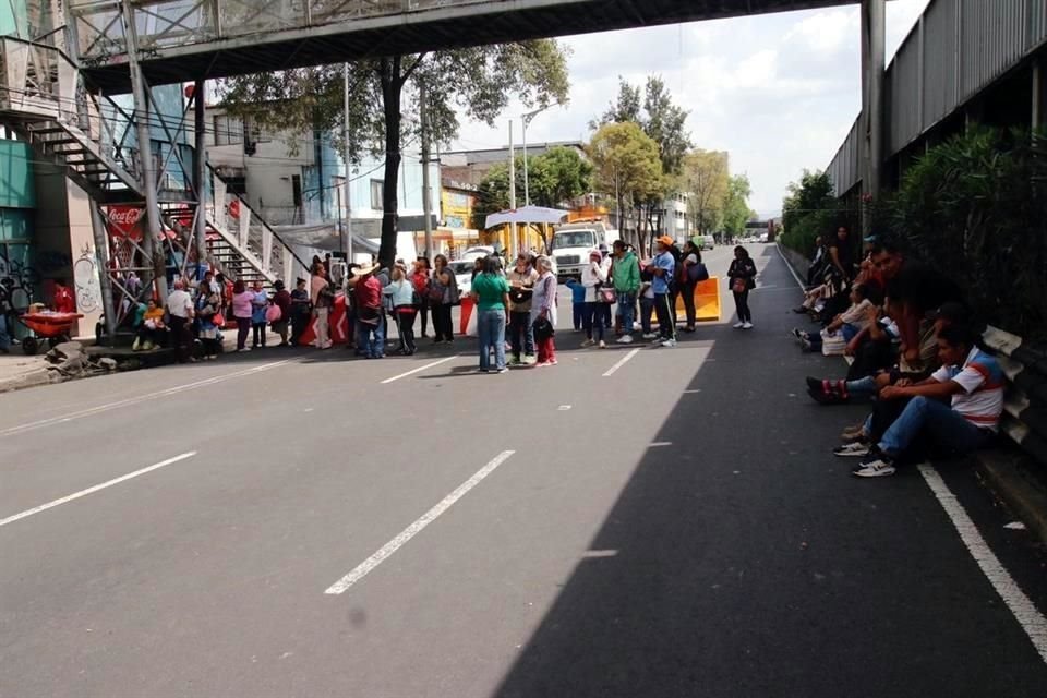Los manifestantes han amagado con bloquear ms carriles de la avenida San Antonio.