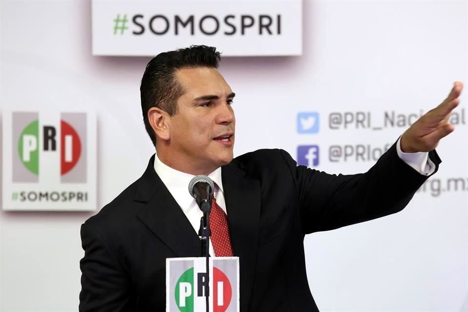 Alejandro Moreno recibió la constancia que lo acredita como presidente del PRI, lo acompañaron la futura secretaria, su esposa e hijos y simpatizantes.