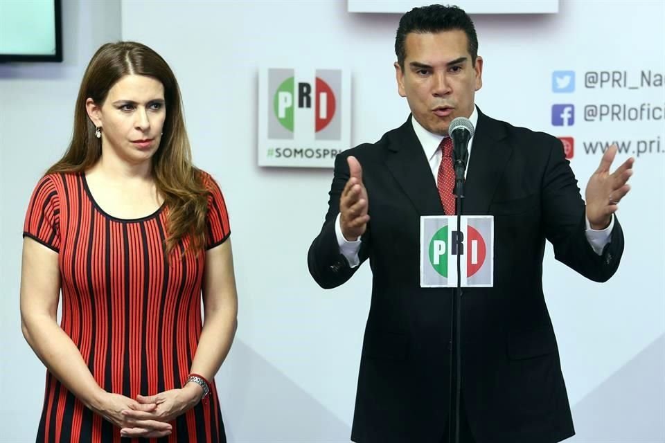 Alejandro Moreno recibió la constancia que lo acredita como presidente del PRI, lo acompañaron la futura secretaria, su esposa e hijos y simpatizantes.