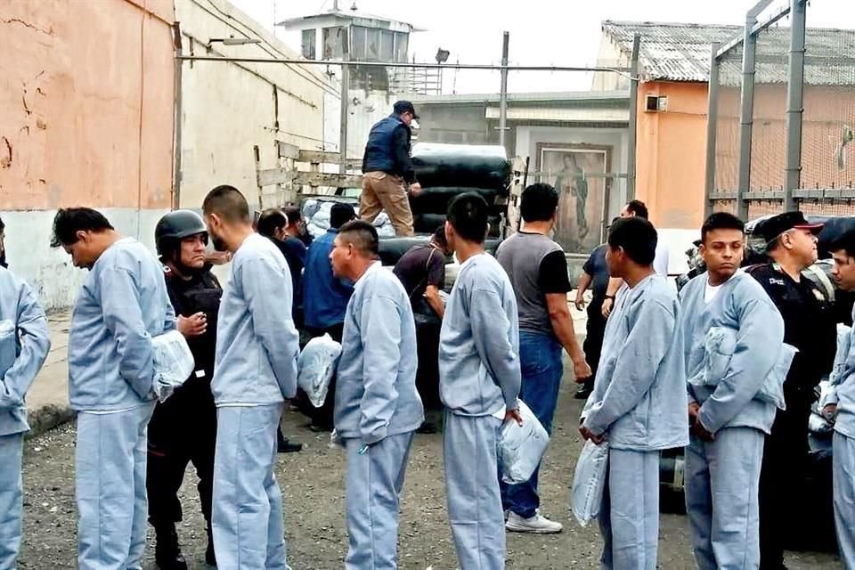 De acuerdo con el Censo Nacional de Gobierno, Seguridad Pública y Sistema Penitenciario del INEGI, al cierre de 2018 había 176 mil 895 personas privadas de la libertad en 255 centros.