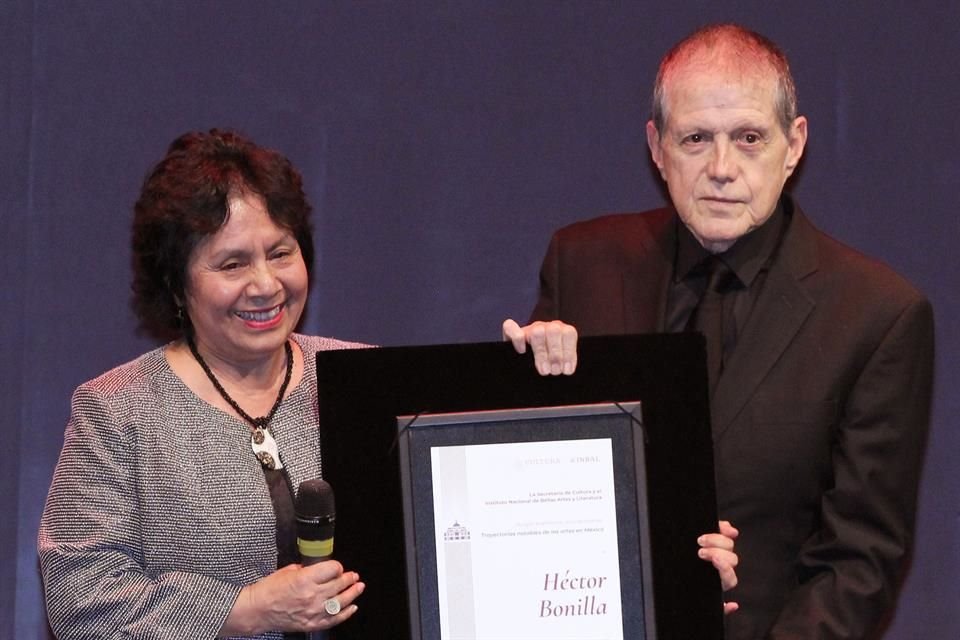 Lucina Jiménez, directora del Instituto Nacional de Bellas Artes, le entregó el premio a Héctor.