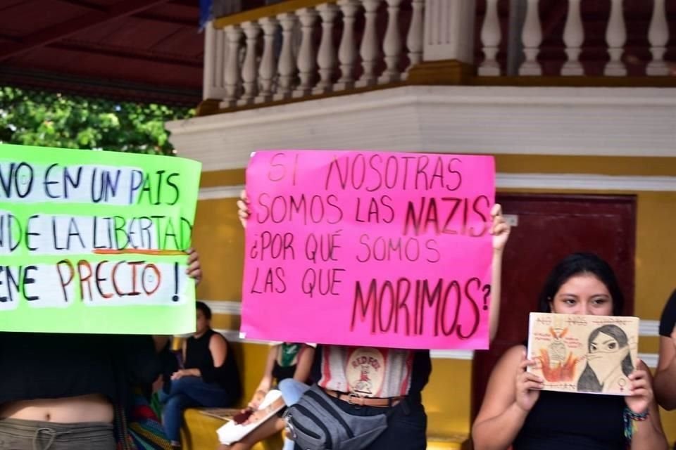 Mujeres también protestaron en Campeche.