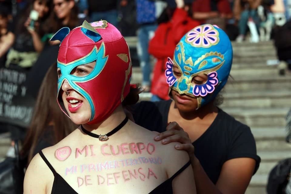 Colectivos feministas de la ciudad de Toluca marcharon hacia palacio de gobierno del Estado de México, donde gritaron consignas exigiendo seguridad y un alto a los feminicidios.