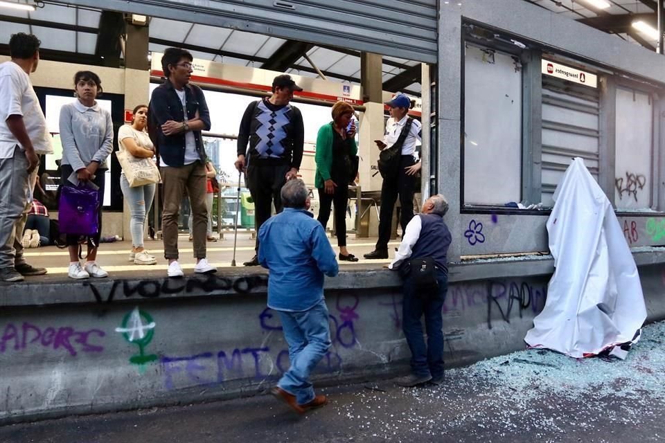Durante protesta feminista rompieron vidrios de la estación del Metrobús Insurgentes y se reportan pintas a paredes y vehículos.