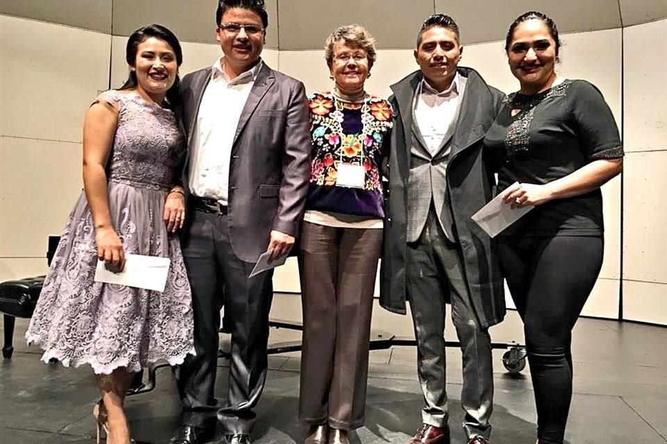 Mitchell, al centro, junto a Yunuet Laguna, Denis Vélez, Gamaliel Reynoso y Efraín Corralejo, cantantes mexicanos reconocidos en Nueva Orleans.