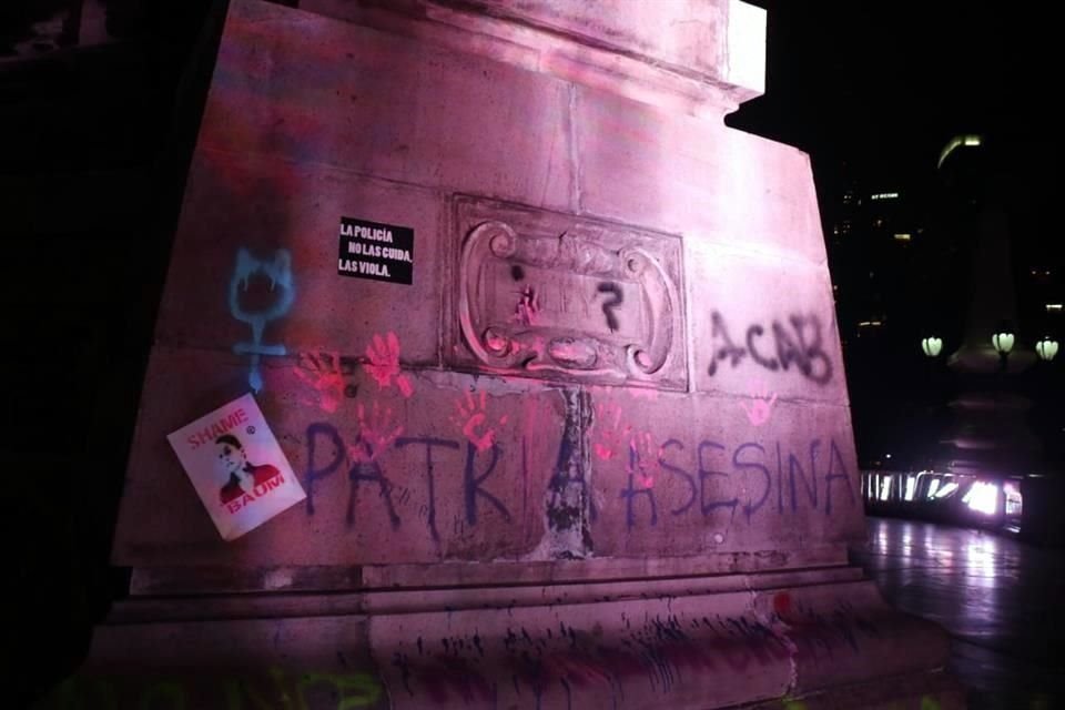 El Ángel de la Independencia sufrió pintas durante la protesta contra la violencia de género en la Ciudad de México.