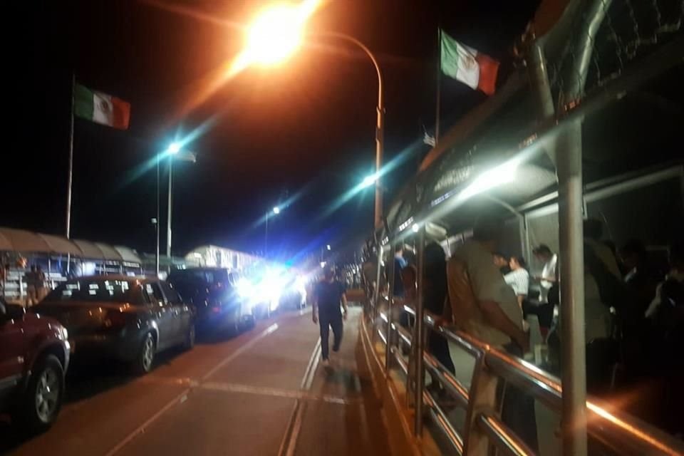 Por la presencia de migrantes, Estados Unidos cerró esta noche dos puentes internacionales que conectan a Ciudad Juárez con El Paso, Texas.
