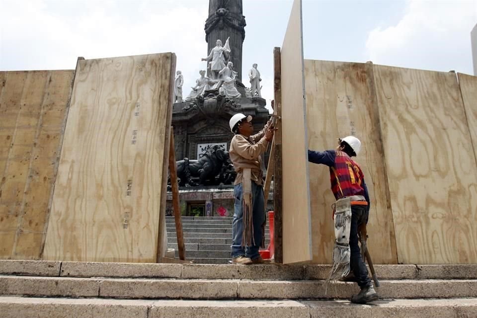 El monumento fue tapiado con tablones de madera para restringir cualquier acceso a los visitantes.