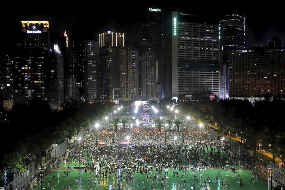 Miles de personas se concentraron en una marcha multitudinaria en calles de Hong Kong, en el undécimo fin de semana de protestas.