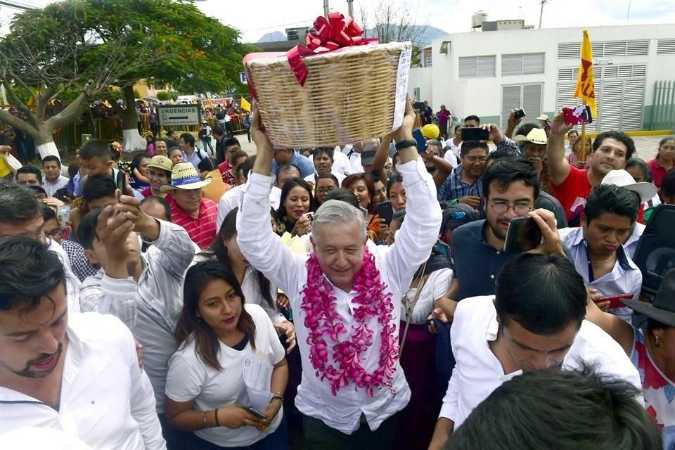 López Obrador visitó hospitales rurales de Oaxaca, donde recordó a pobladores que su tarea es delegar encargos.
