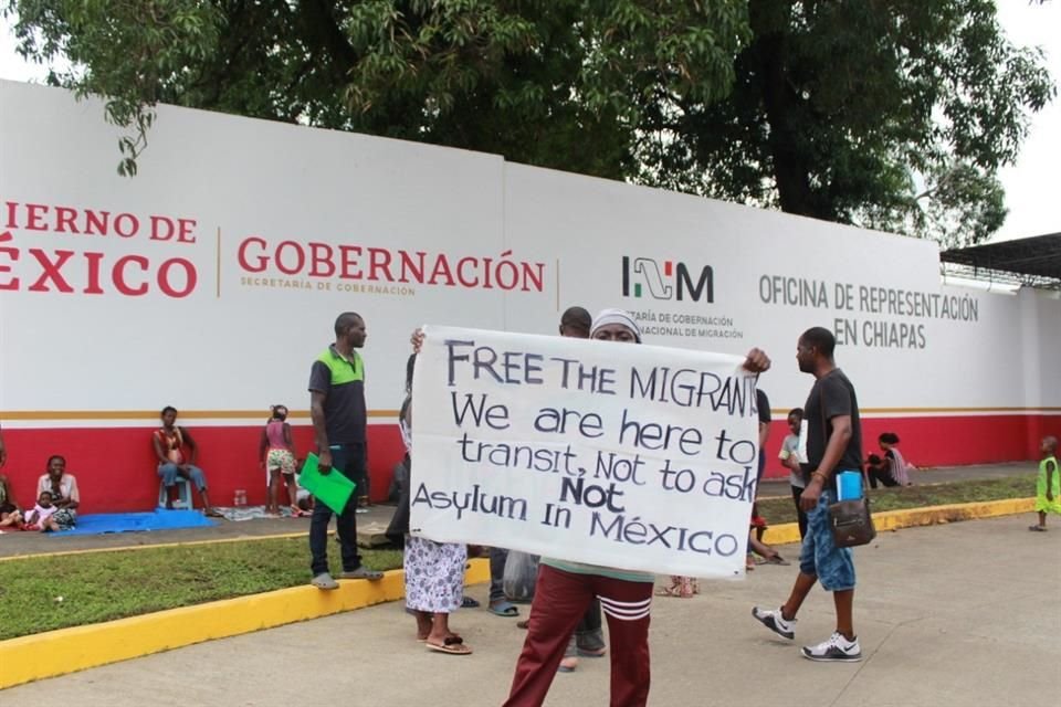 Los migrantes también pidieron la libertad de sus compañeros asegurados dentro de la Estación Migratoria.