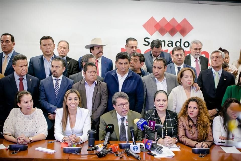 El coordinador de los senadores de Morena, Ricardo Monreal (al centro).