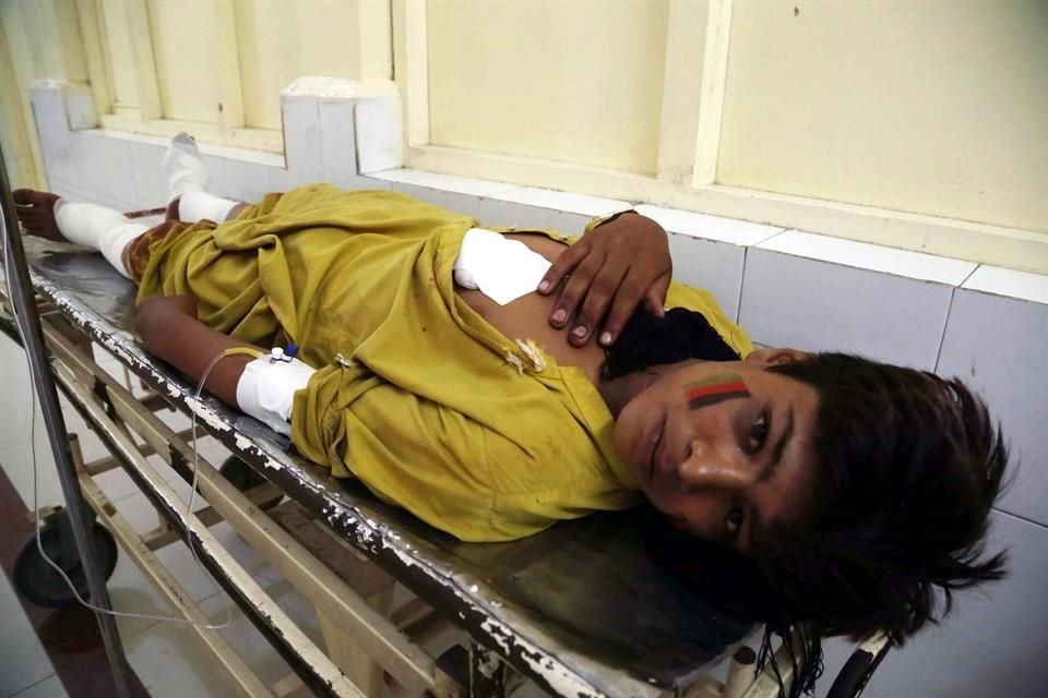Un nño recibe tratamiento por heridas debido a una explosión durante la celebración del centenario de la independencia de Afganistán.