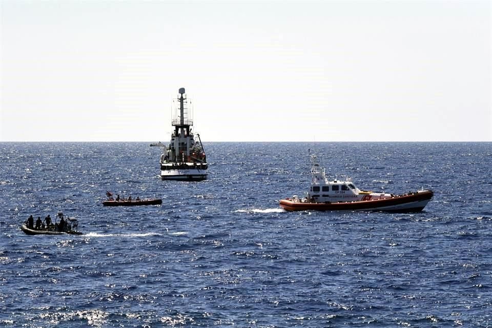 Al menos 9 migrantes que estaban a bordo del Open Armas saltaron al agua para intentar llegar nadando al puerto de Lampedusa, en Italia.