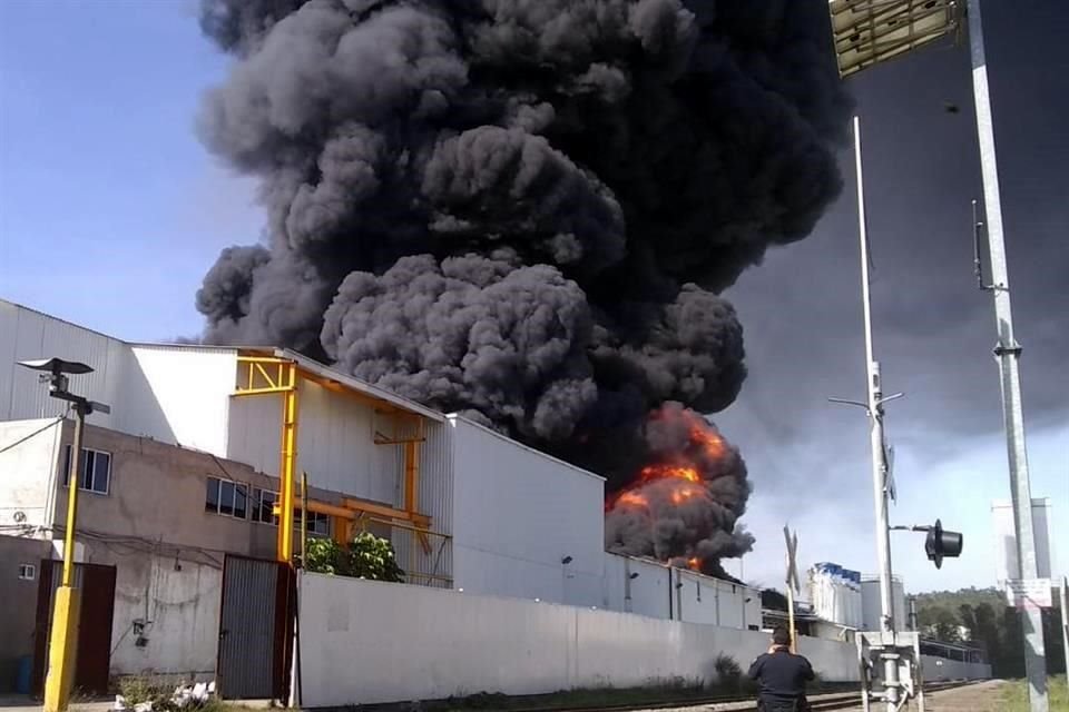 Un incendio ocurrió en fábrica de plásticos y aceites en Ciudad Industrial en Morelia, Michoacán.