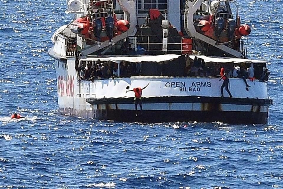 Migrantes saltaron del barco Open Arms en un intento por alcanzar las costas italianas.