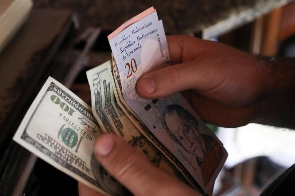 El salario mínimo en Venezuela alcanzó los 2.76 dólares, a un año que entrara en vigor el plan de recuperación económica de Maduro.