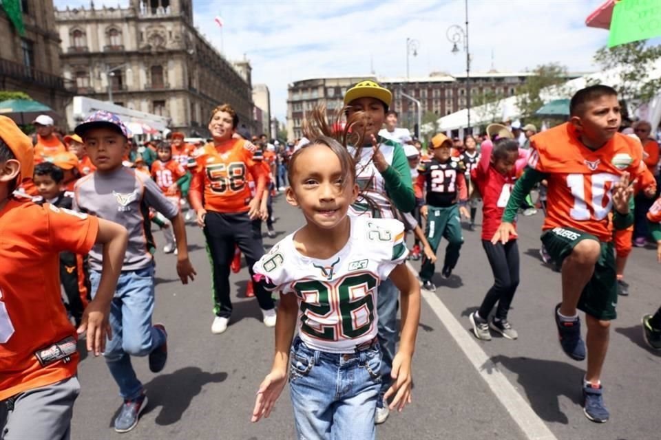 'Los Vaqueros' de Xochimilco tomaron el Zócalo como 'emparrillado' para pedir que les devuelvan el deportivo donde practicaban fútbol americano, en Xochimilco.