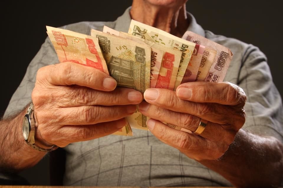 Los únicos trabajadores que tienen acceso a una pensión mínima garantizada son aquellos de bajos ingresos que cumplen 65 años de edad y mil 250 semanas de cotización a la seguridad social.