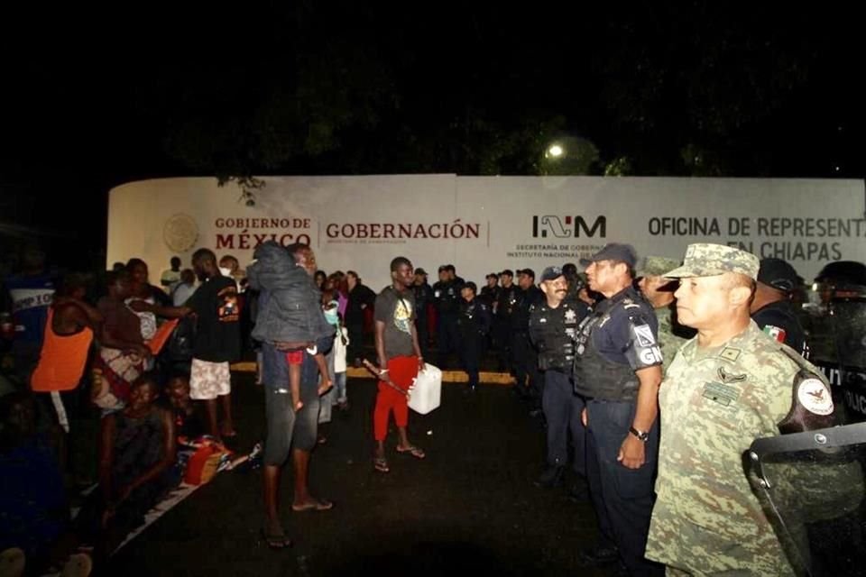 Los migrantes de África y Haití cumplieron este martes dos días de protesta para exigir libre tránsito por México para llegar a los Estados Unidos.