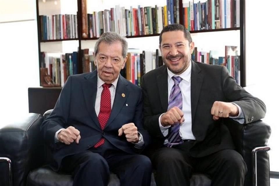 Porfirio Muñoz Ledo posó para la foto con el senador Martí Batres.