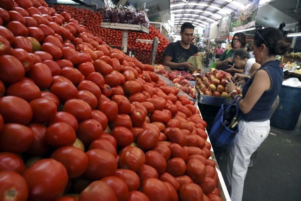 De los agropecuarios, el jitomate y la cebolla cubrieron 0.14 puntos porcentuales del avance de diciembre del índice general de precios.