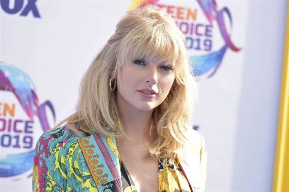 Taylor Swift dijo que planea regrabar su antigua música, aunque le será difícil por sus contratos.
