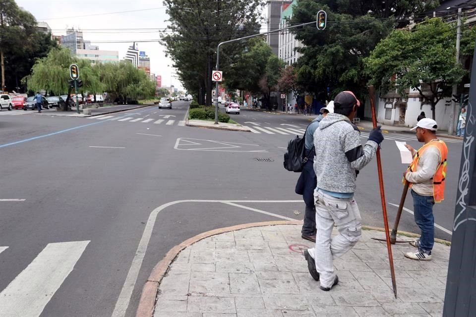 Trabajadores comienzan hacer mediciones para las obras en Avenida Chapultepec.