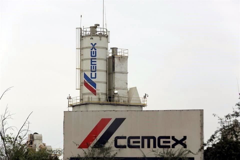 Cemex aún evalúa posible impacto adverso de cambios en la ley de hidrocarburos.