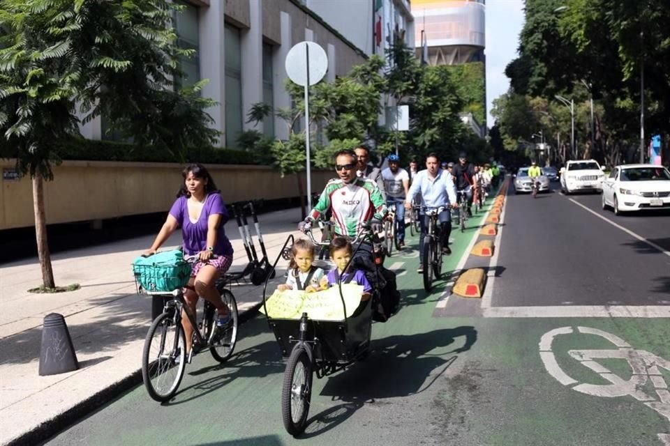 Ante la cancelación de la ciclopista en Canal Nacional, ciclistas y diversas organizaciones armaron una rodada de la Estela de Luz al Zócalo.