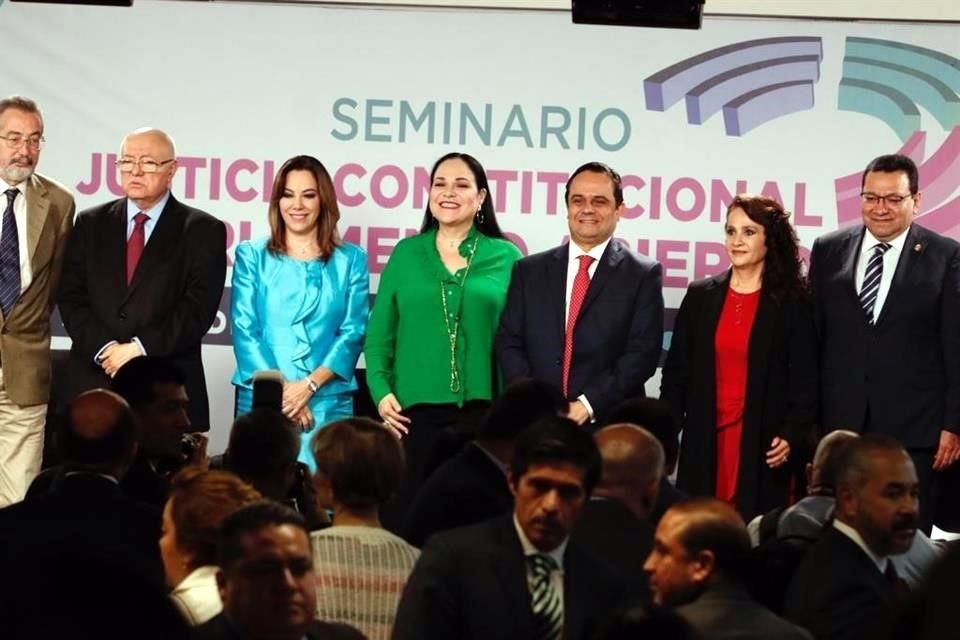 Fernández (al centro, de verde) en el Seminario Justicia Constitucional y Parlamento Abierto, realizado en el INAI.