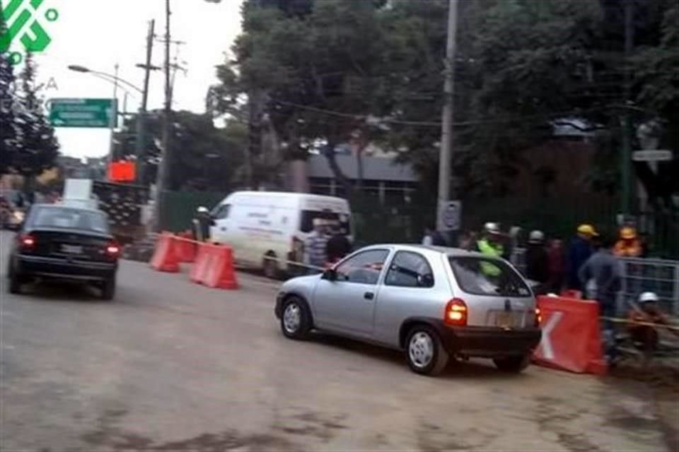 Debido al desalojo del hospital, la vialidad en Viaducto y calle Añil fue cerrada.