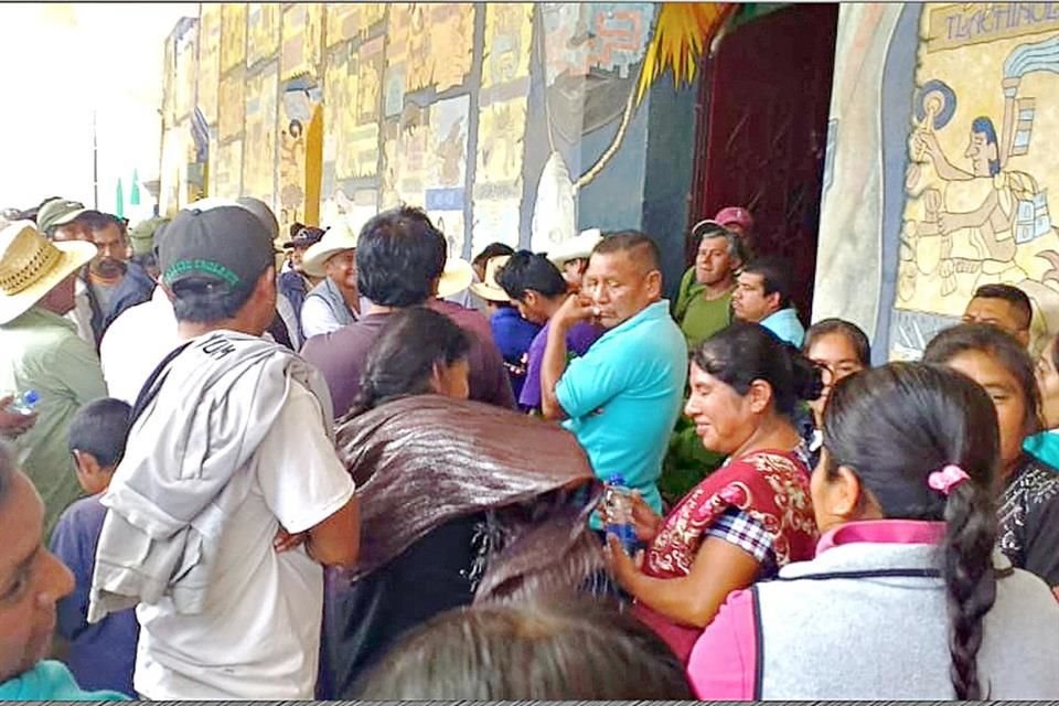 Campesinos se manifestaron en el Ayuntamiento de Tlapa debido a que no han recibido el fertilizante para sembrar maíz.