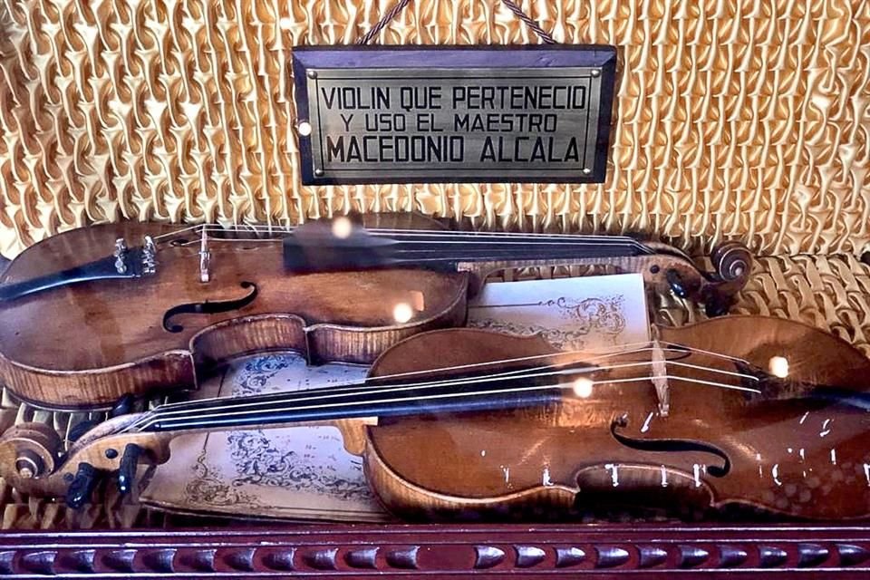 Los violines que pertenecieron a Macedonio Alcalá y a su hijo se exhiben en el lobby del teatro que lleva el nombre del compositor.