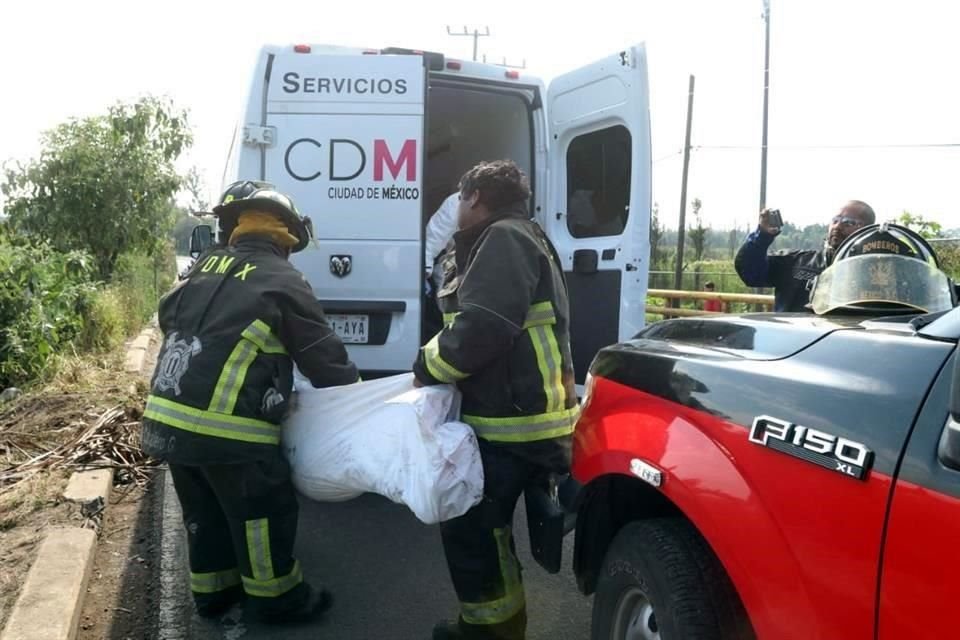 Servicios de emergencia que acudieron a rescatar una combi que cayó en canal, en Cuemanco, hallaron un cadáver en estado de descomposición.