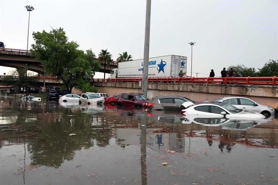 Los autos quedaron varados en la Avenida Barragán.