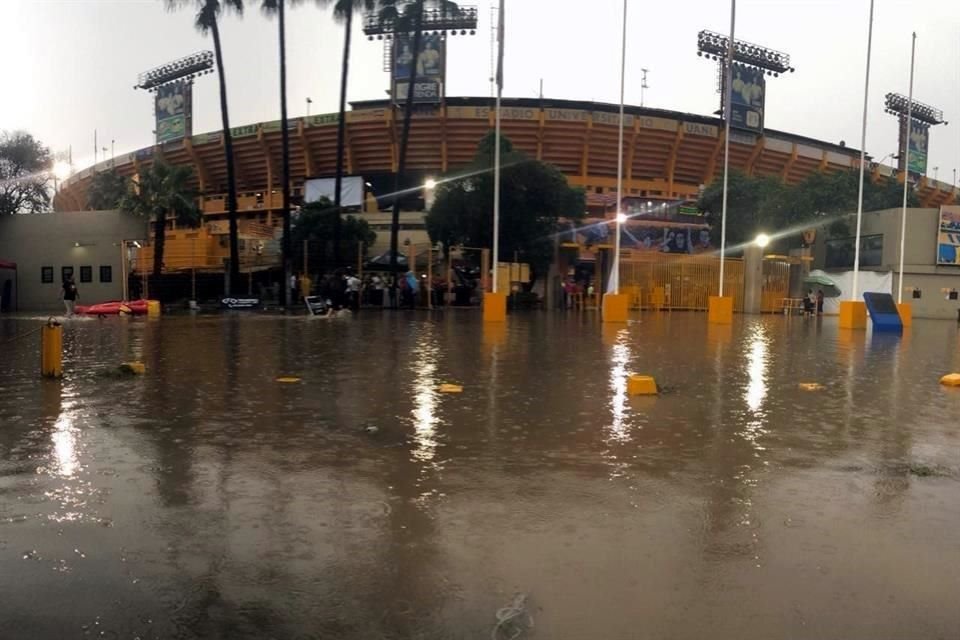 Las entradas al estadio se encuentran inundadas.