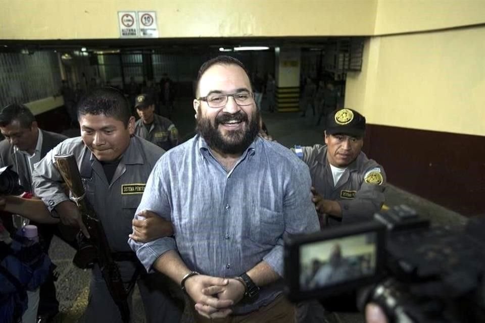 A solicitud de UIF de Peña, PGR redujo acusación de delincuencia organizada a J. Duarte, con lo que podría solicitar liberación en 2 años.